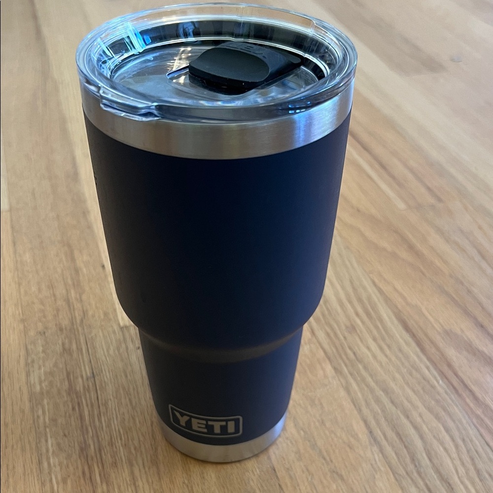 $45 YETI Dark Blue Tumbler with Clear Lid Mag Slide Like New GUC ❤️